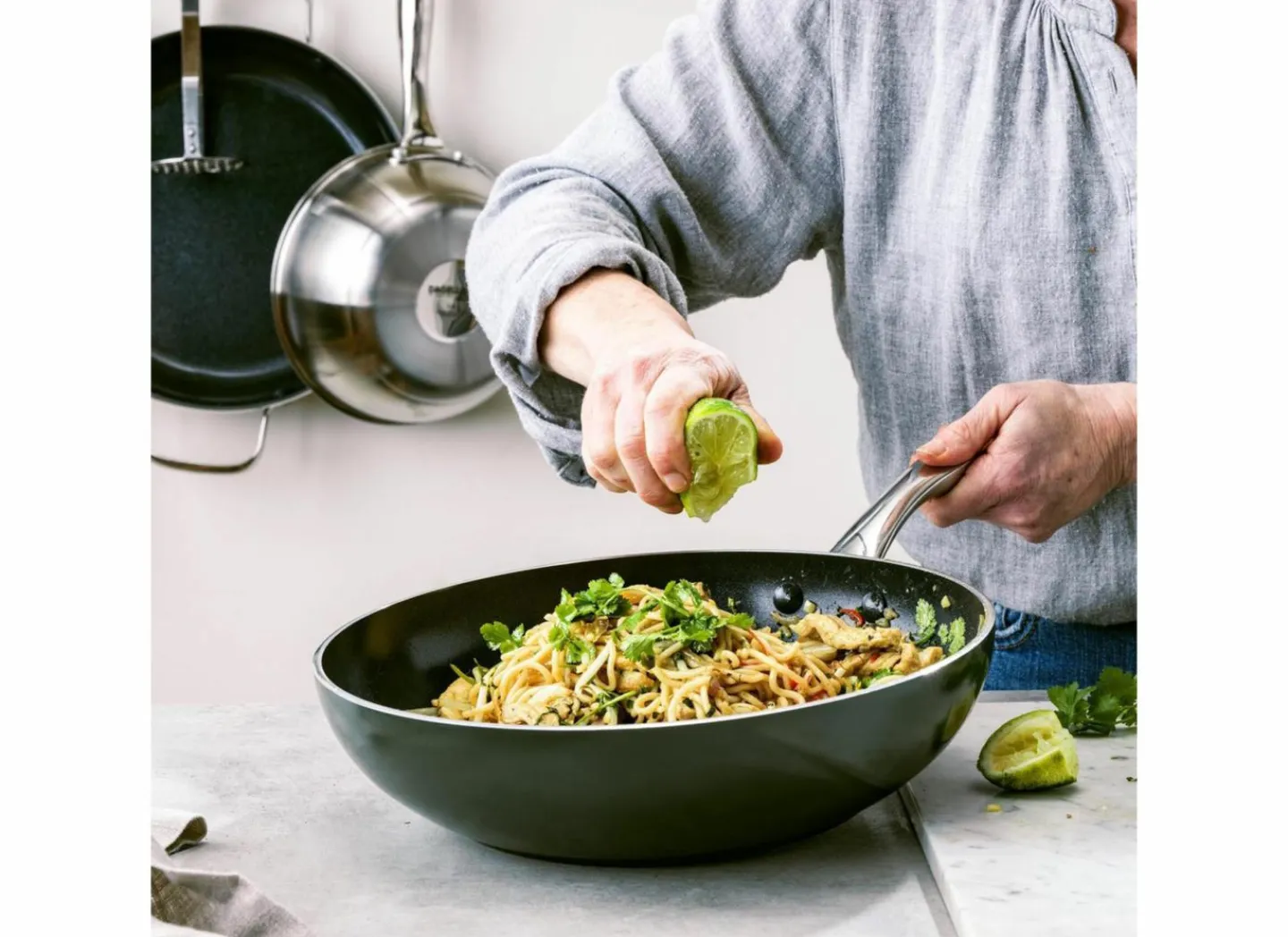 GreenPan Dagelijkse Kost wokpan Ø28cm - aluminium - olijfgroen- Wokpannen